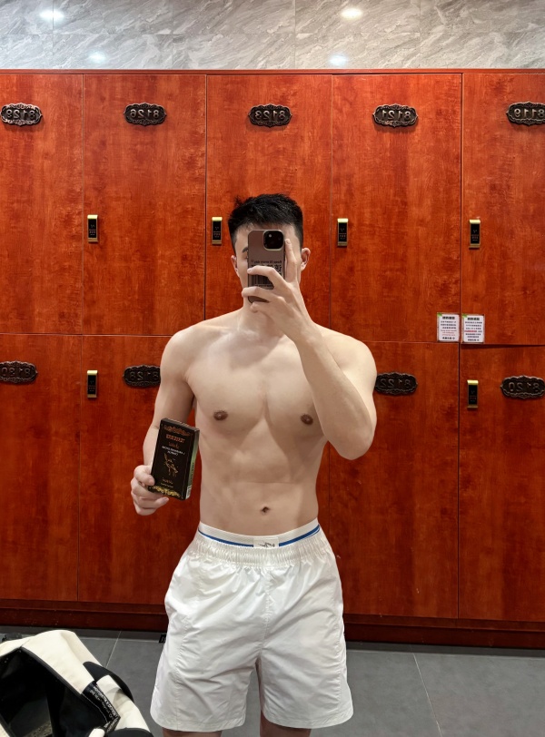 李先生靠迪拜特勃turboman拿捏日常状态