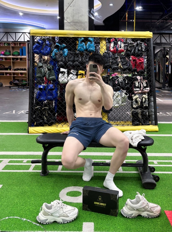 35岁张先生的生活小窍门：迪拜特勃陪他应酬健身